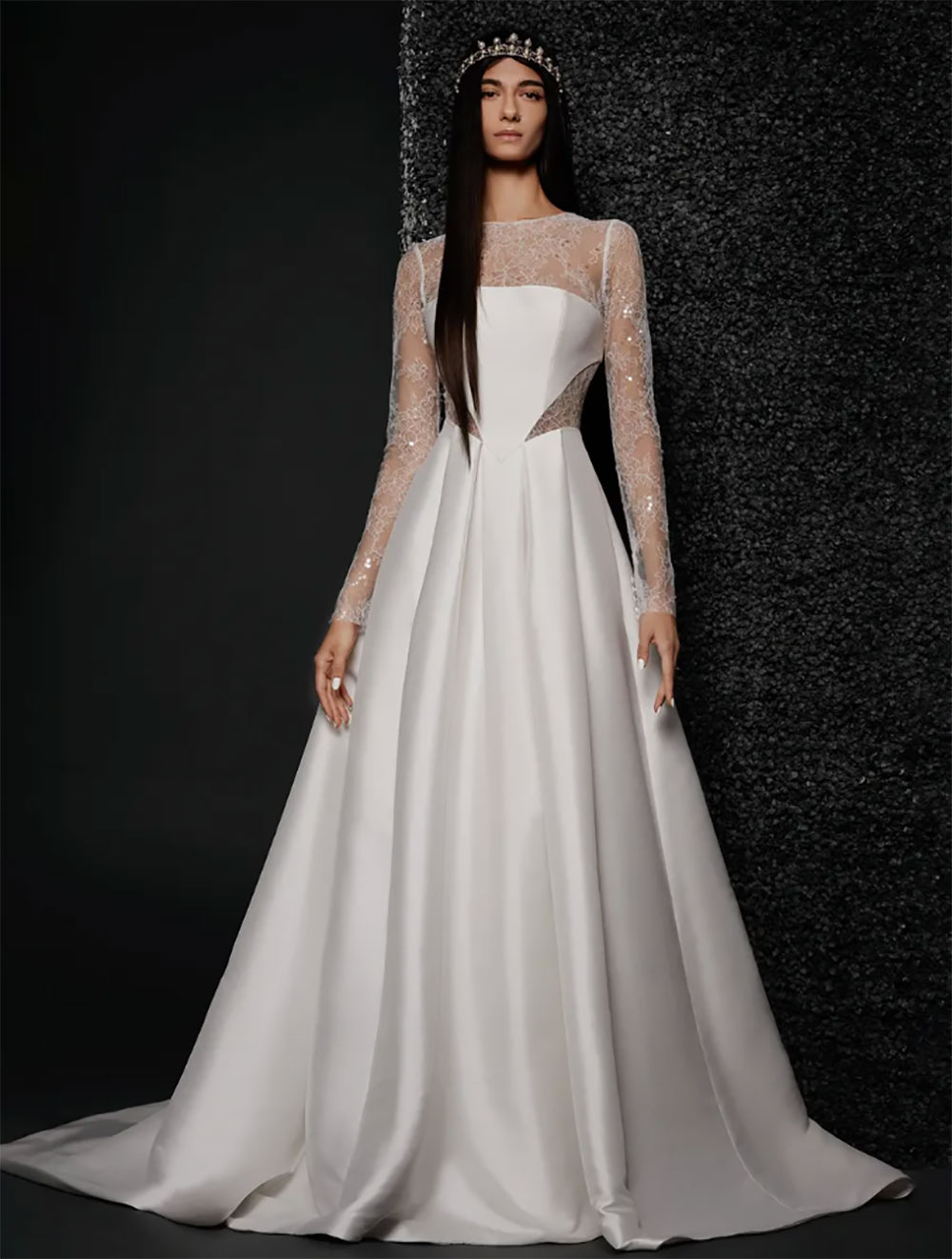 Vestidos de novia con manga larga // Diseño: Vera Wang 