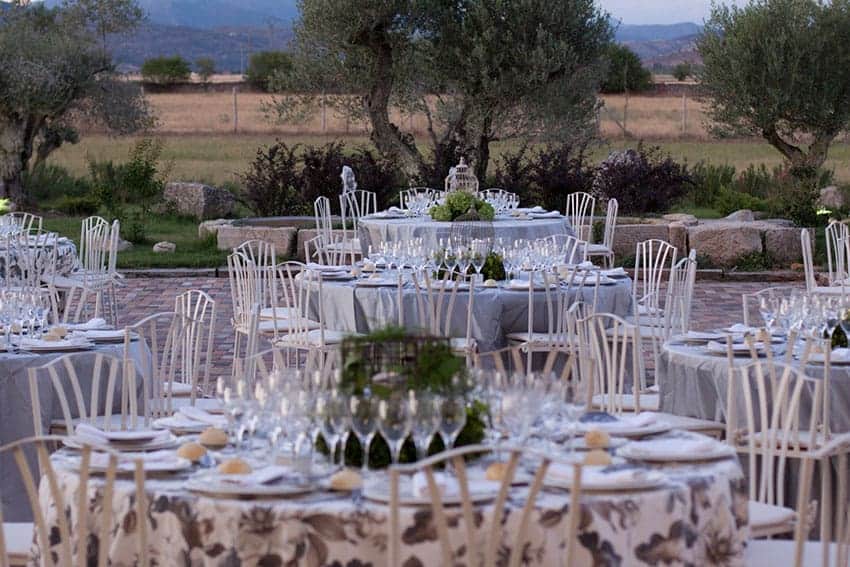 Organizar mesas para banquete de bodas // Fotografía cedida por Finca Casa de Oficios // Catering El Laurel