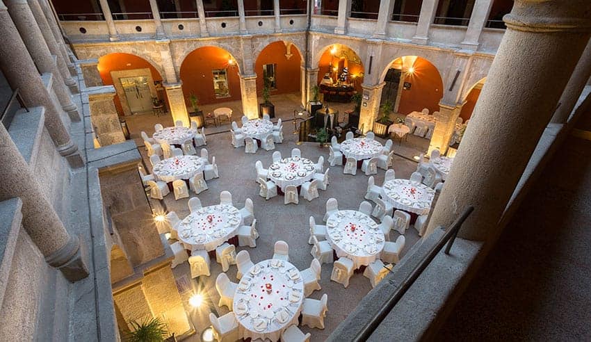 Organizar mesas para banquete de bodas // Fotografía cedida por Izan Trujillo