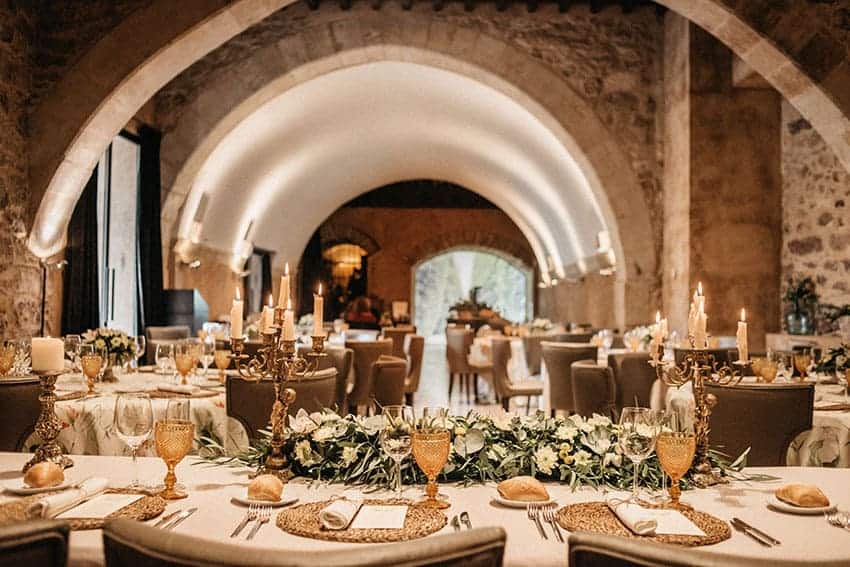 Organizar mesas para banquete de bodas // Fotografía cedida por Hospes Palacio de San Esteban 