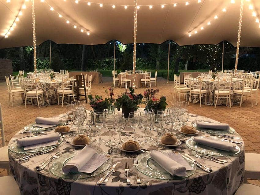 Organizar mesas para banquete de bodas // Fotografía cedida por Mirador del golf 