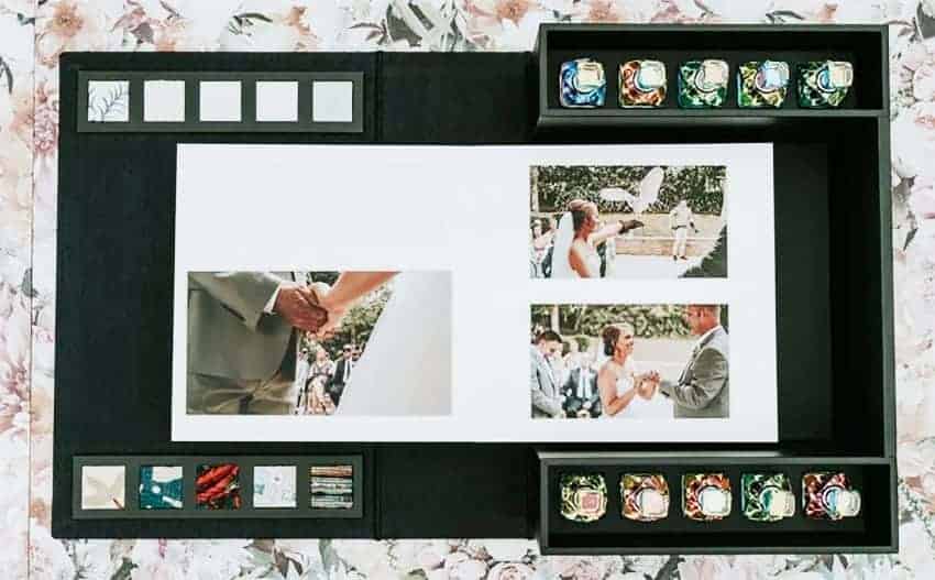 fotógrafo ayuda a una invidente a ver las fotos de su boda