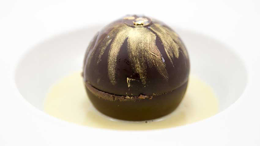 Esfera de chocolate con chocolate blanco fundido. 