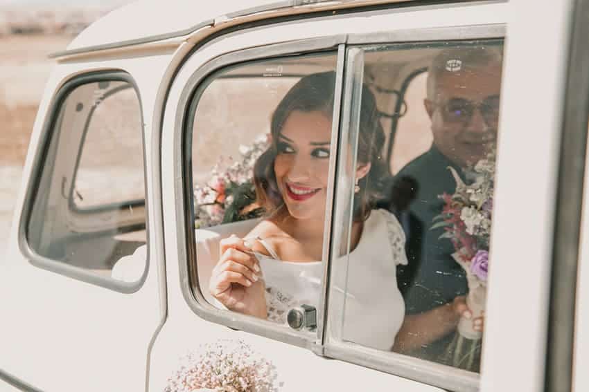 Reportaje fotográfico de boda, novia en el coche con su padre