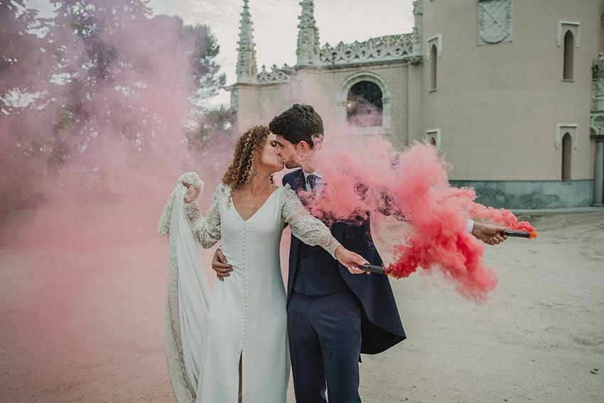 Reportaje fotográfico de boda, bomba de humo rosa