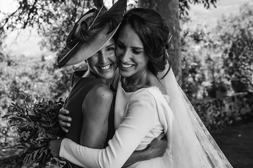 Reportaje fotográfico de boda, novia abrazando a su hermana
