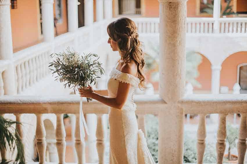 peinados de novia semirecogidos con adorno floral