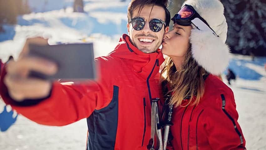 planes para dos: pareja de esquiadores selfie