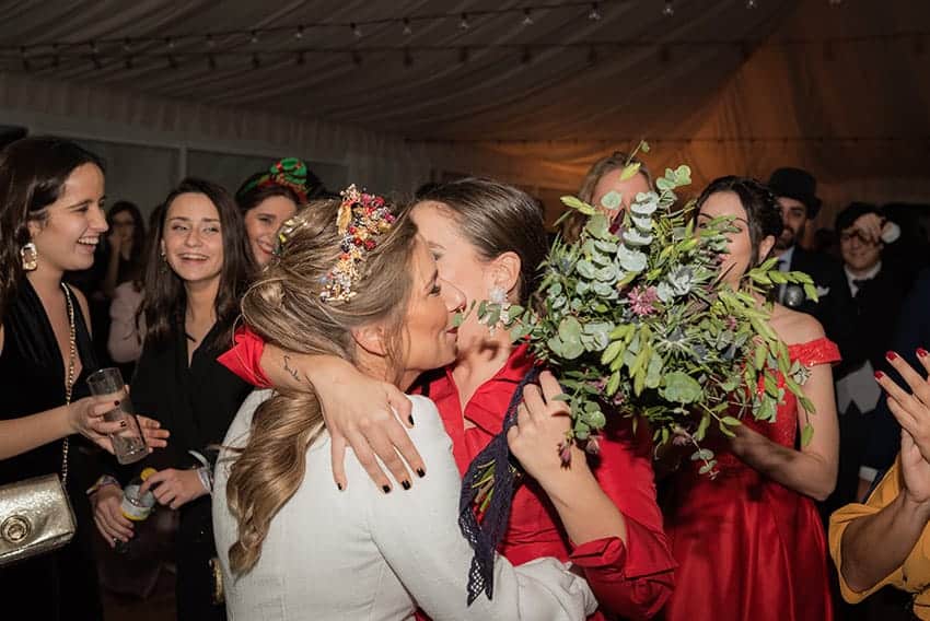 Beatriz Alvaro novia entregando ramo a su hermana