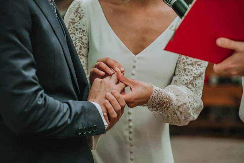 manicura de novia 2022 alianzas de boda