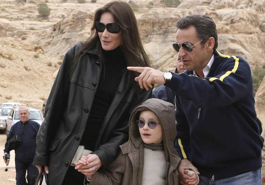 Carla Bruni y Nicolás Sarkozy con Giulia 