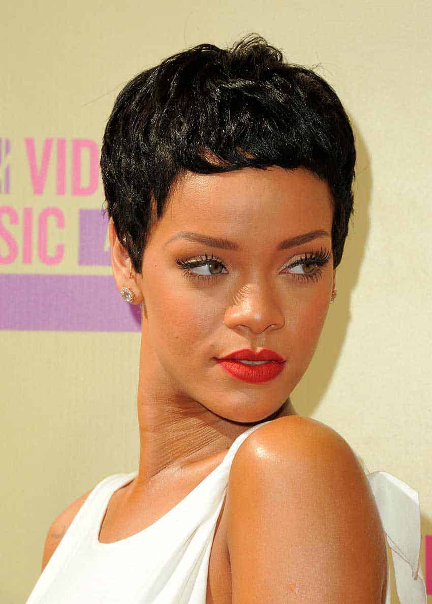 cortes de pelo según la forma de la cara Rihanna con pelo corto