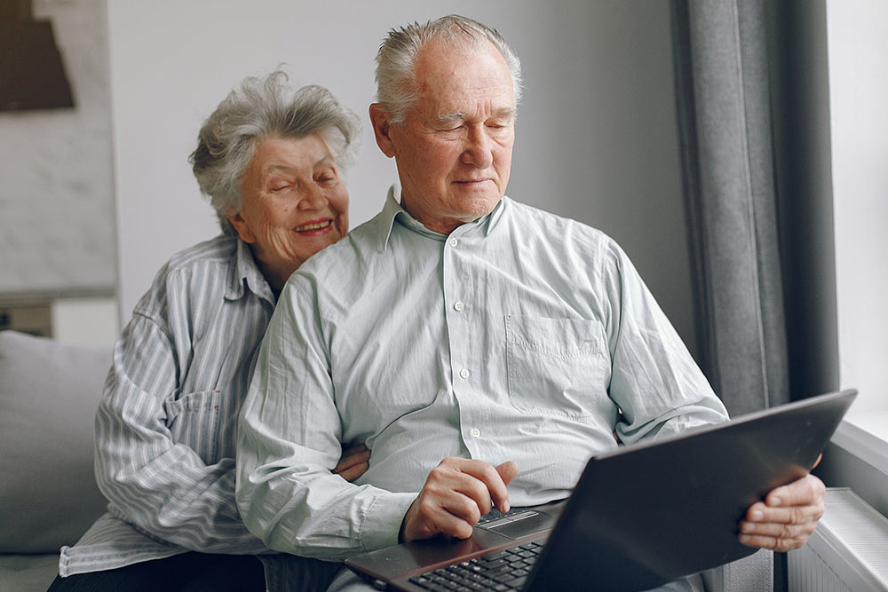 pareja de ancianos ordenador 
