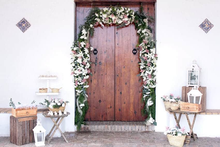 Puerta exterior decoración floral