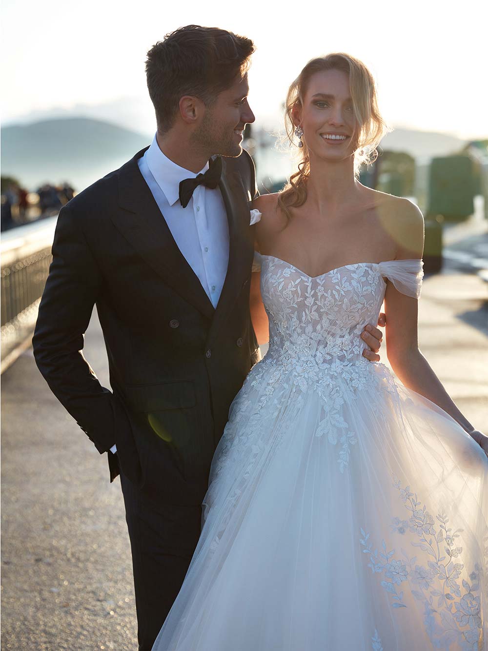 Traje de novio para boda civil // Diseño vestido novia: Nicole Milano para Pronovias 