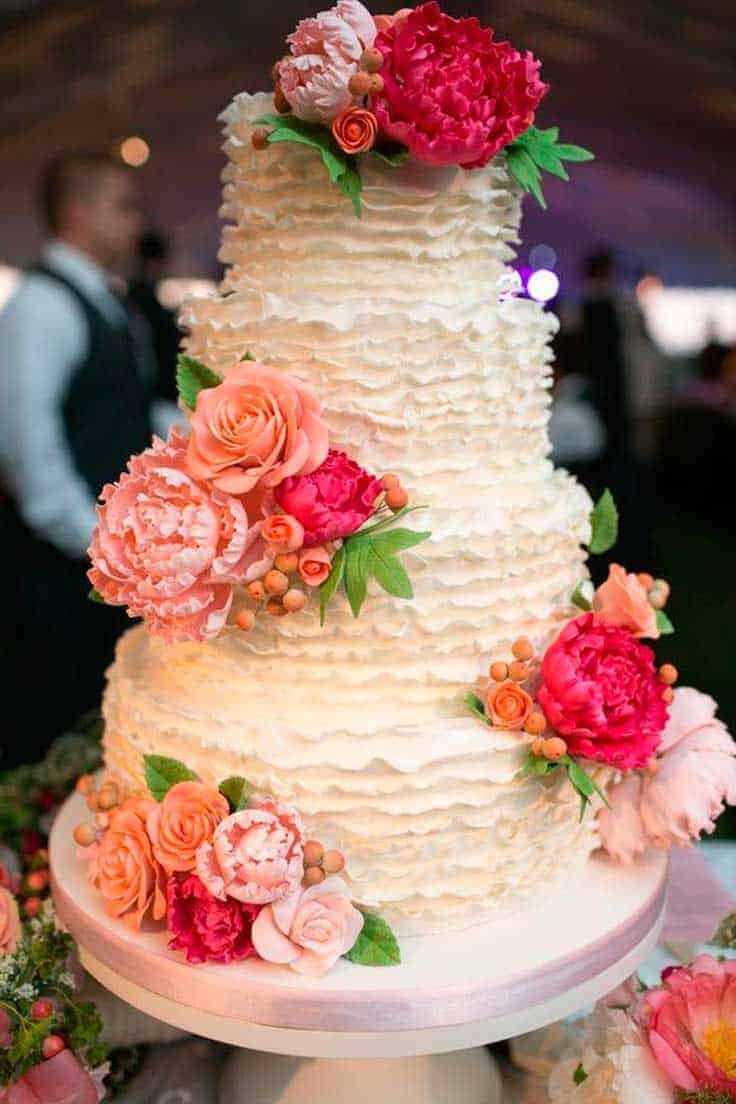 tarta de boda ruffle decorada con flores