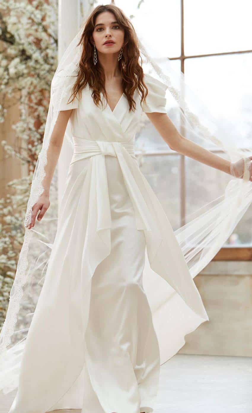 Vestidos de novia color marfil // Diseño: Clemmie 