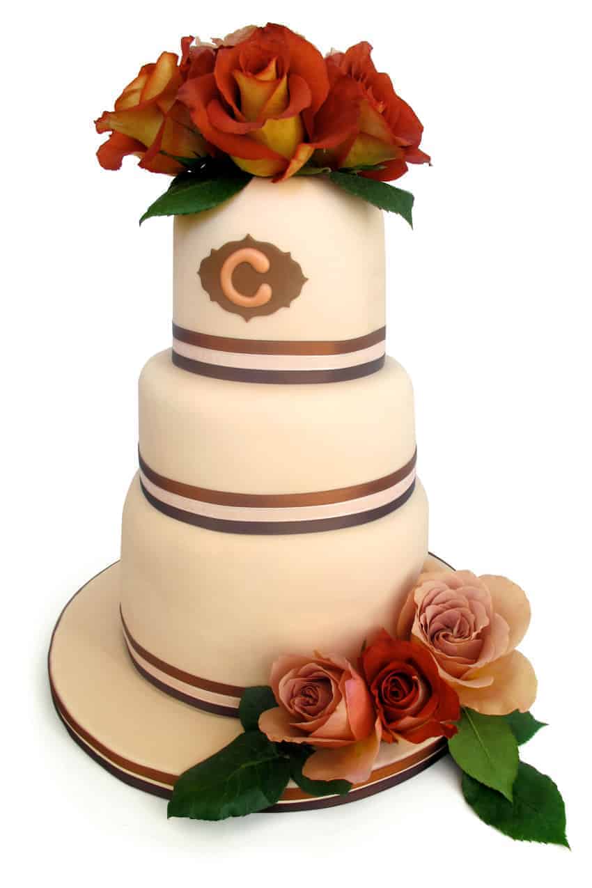 pasteles de boda con iniciales