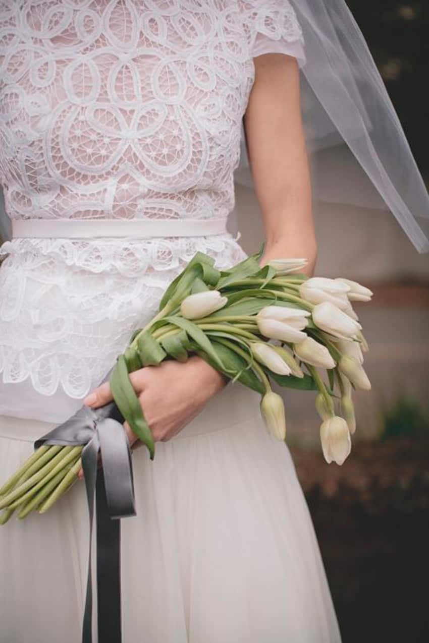 cómo llevar el ramo de novia