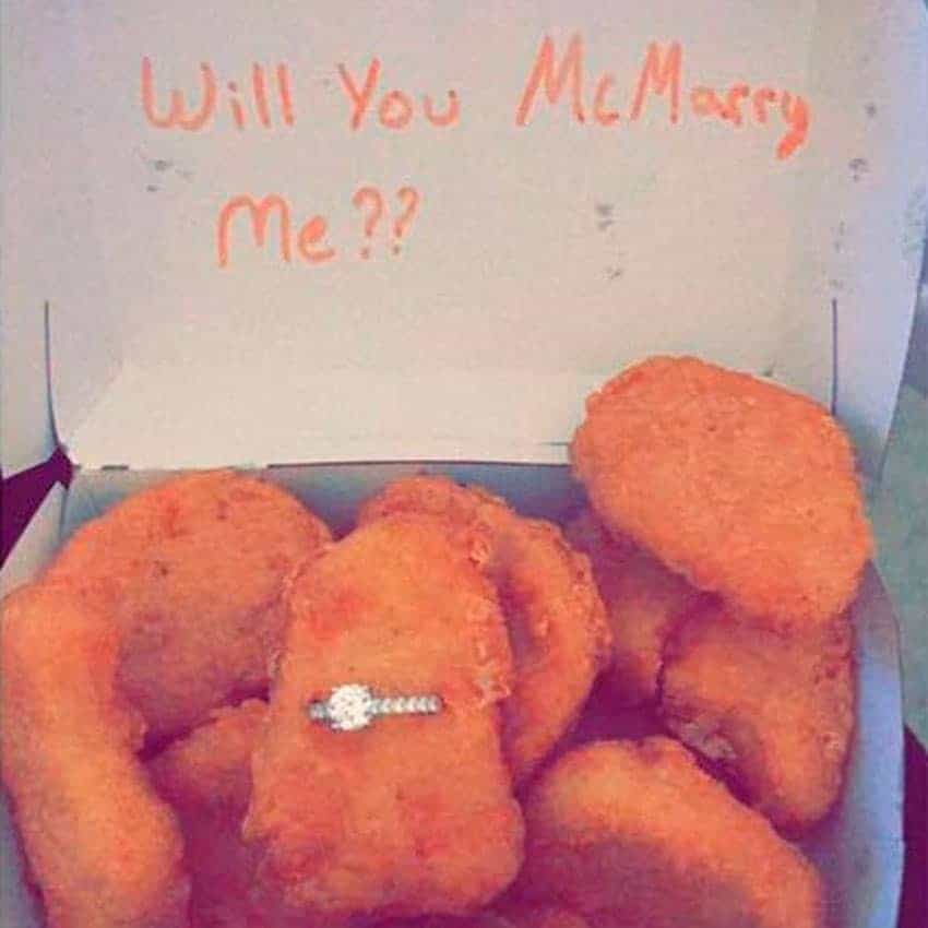 pidió matrimonio en una caja de nuggets
