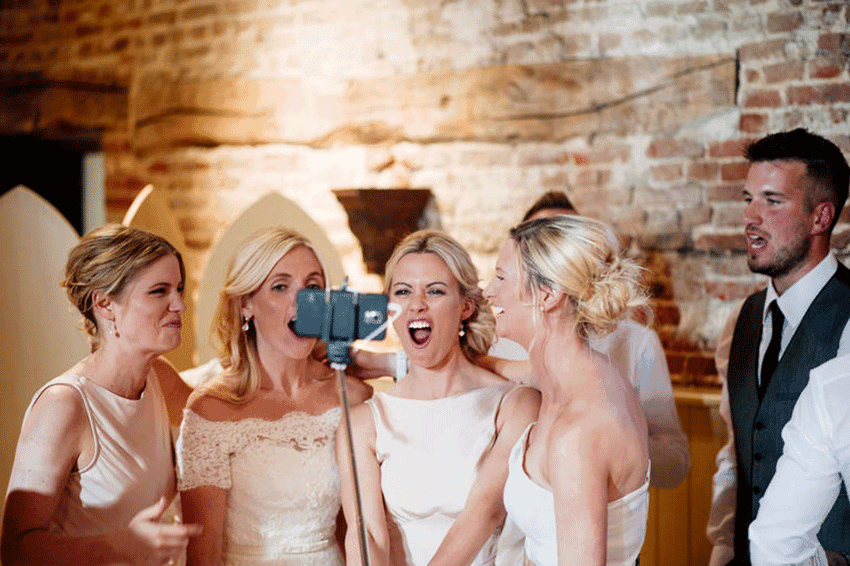 fotos de boda con un palo de selfie