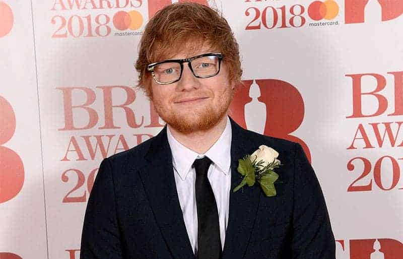 Ed Sheeran lleva un anillo de compromiso