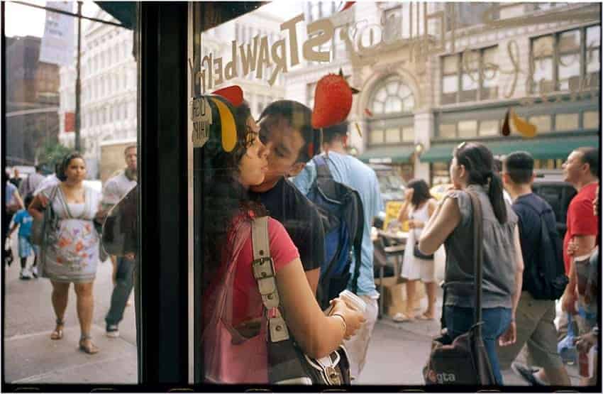 besos de parejas en las calles de Nueva York