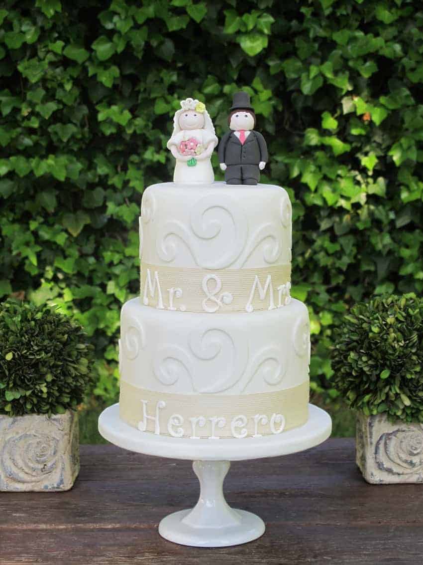 pasteles de boda con iniciales