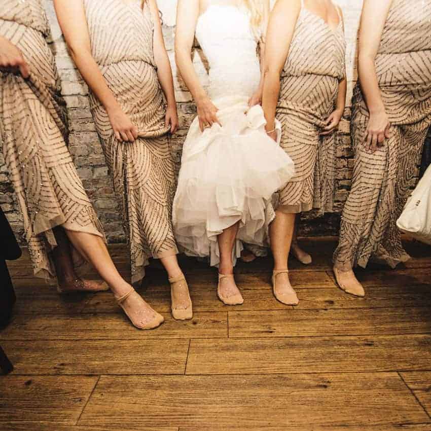 Seis invitadas se convirtieron en damas de honor por llevar el mismo vestido