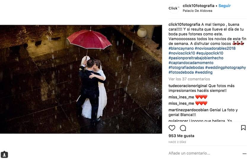 Esta pareja improvisa su baile nupcial bajo la lluvia