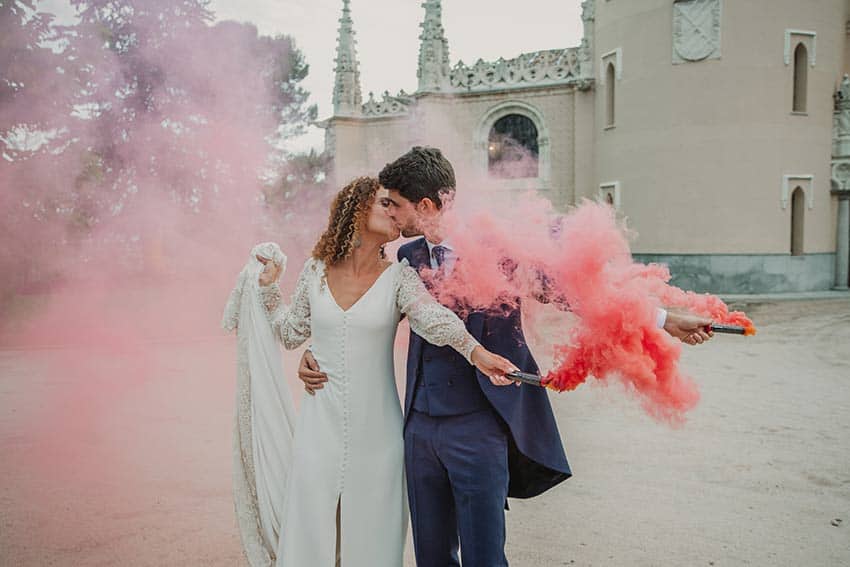 Pareja con humo de colores para bodas durante su reportaje fotográfico
