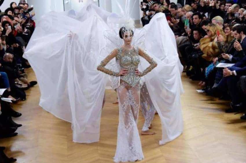 Vestido de novia con transparencias en París Haute couture 