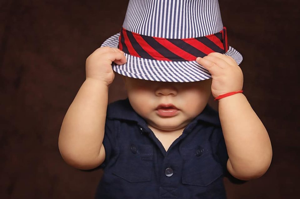 bebé con sombrero