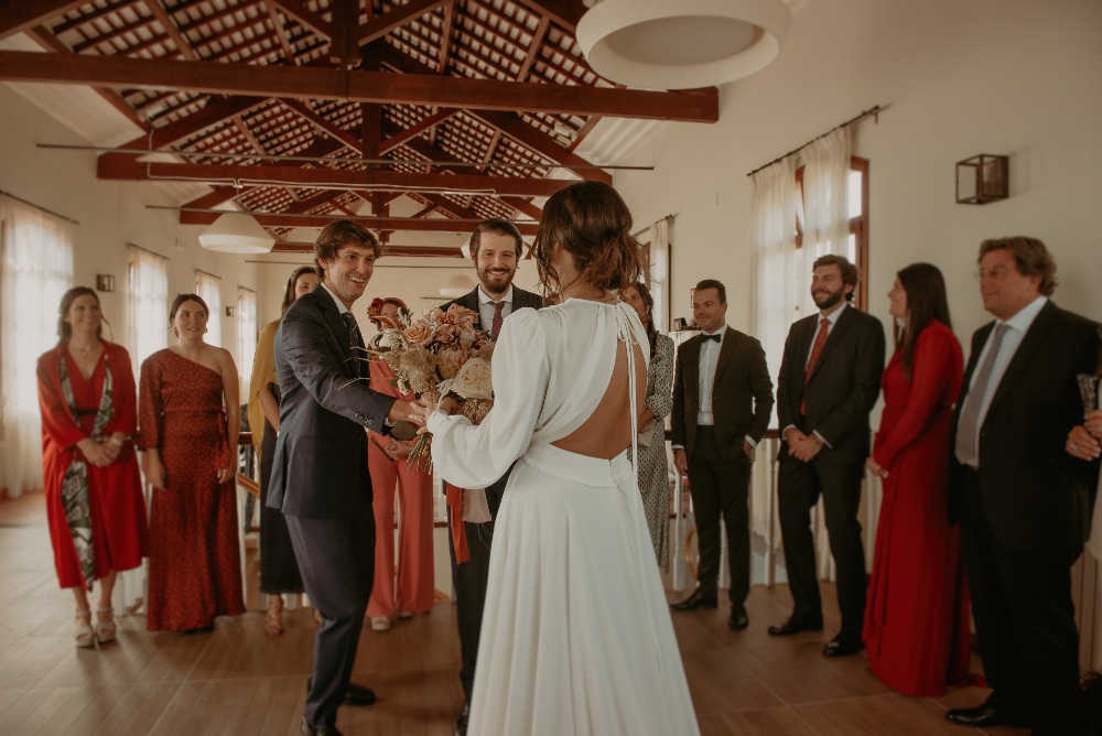 boda civil oficiada por amigos vestidos de novia