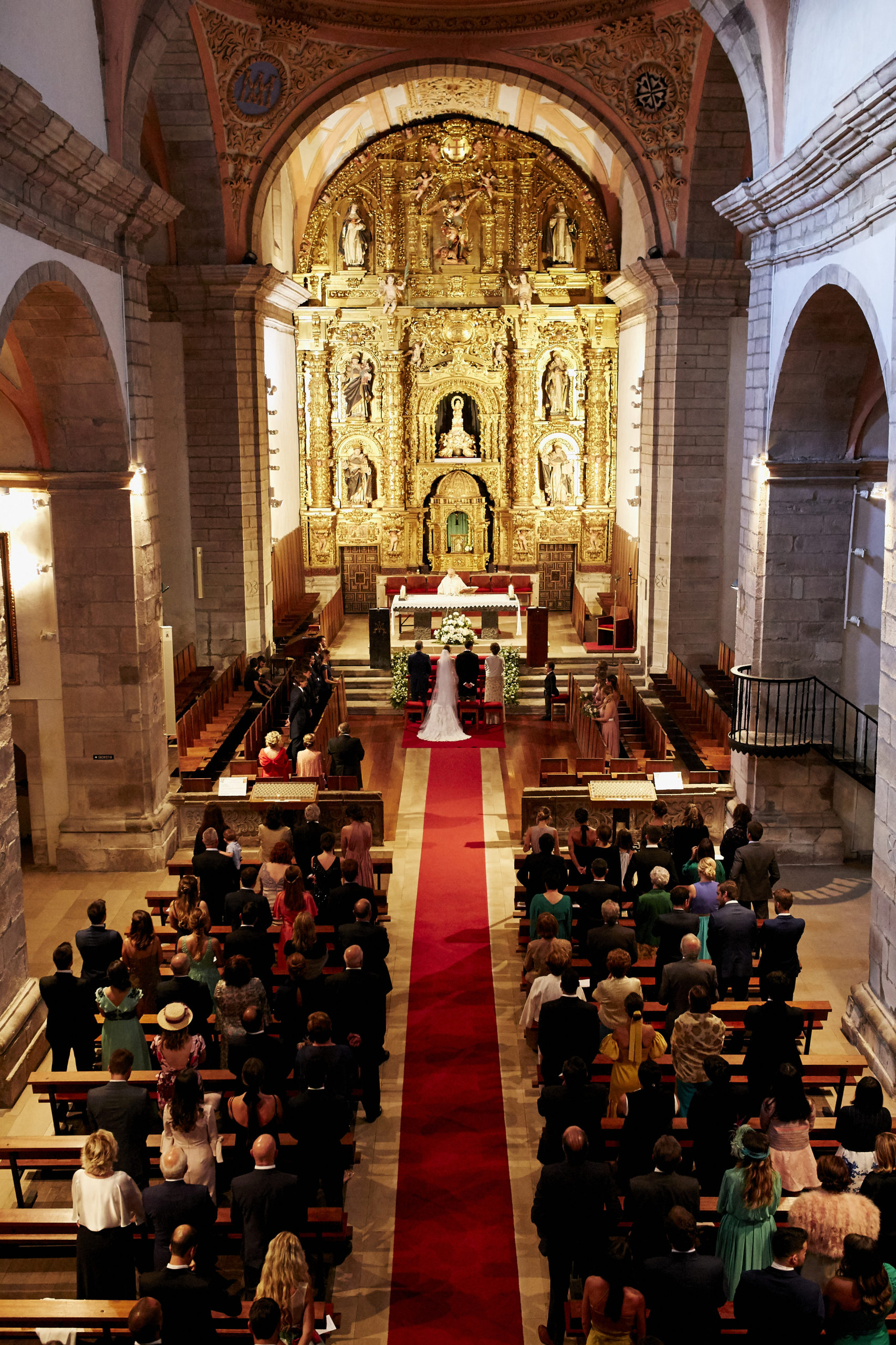 Decoración de iglesias para bodas // Fotografía: Padilla & Rigau 