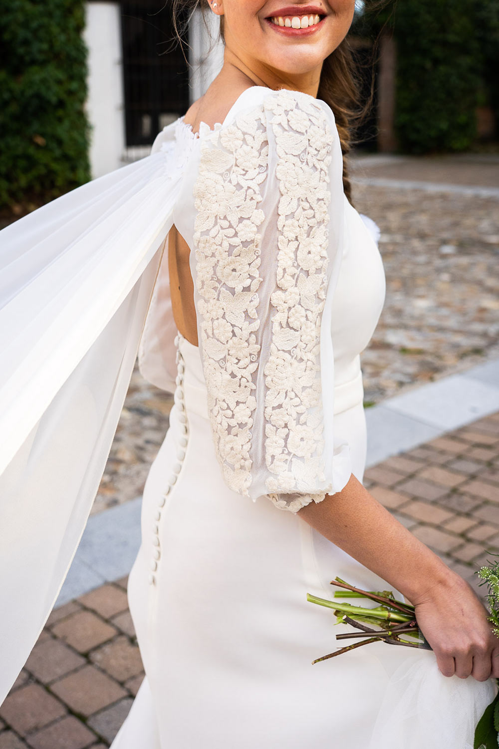 Vestido de novia para boda civil // Diseño: @raquellopezatelier // Maquillaje: @mariaavalos // Fotografía: @fotoinstantes
