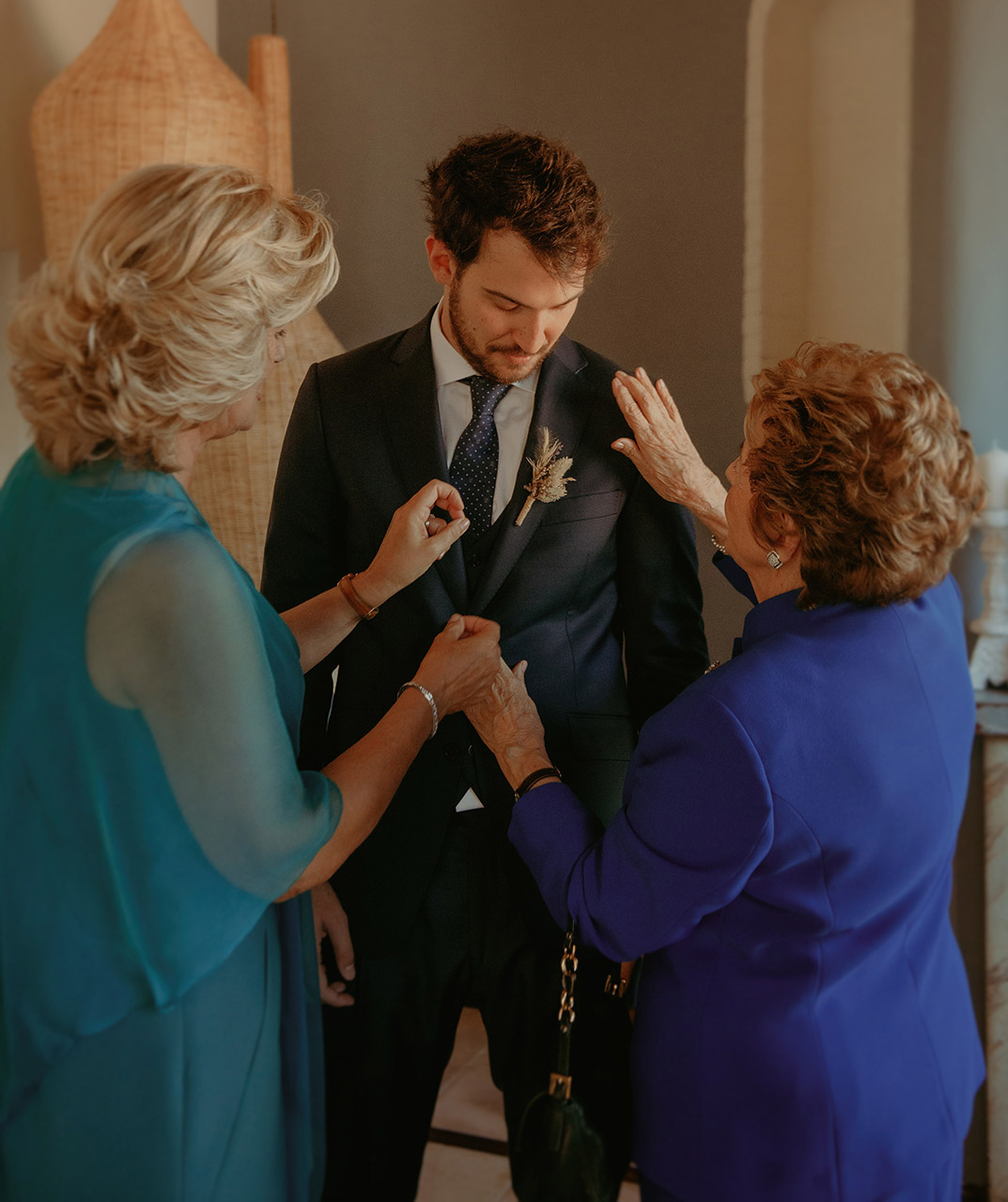 Checklist boda // Madrina y abuela ayudando al novio