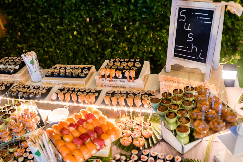 organizar mesas para banquete de boda: córner de sushi