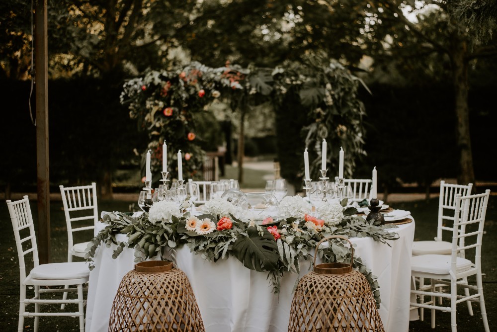 Ideas para decorar bodas al aire libre // Villa Laureana decoración para la mesa de los novios