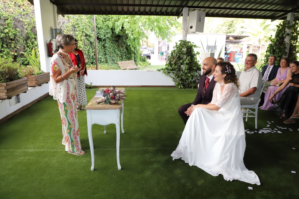 cómo decorar un altar de boda boda civil oficiada por amigos
