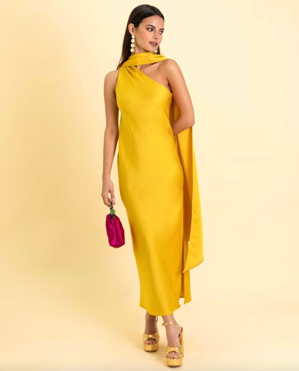 vestido amarillo con chal