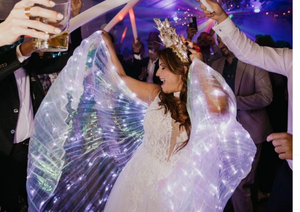 Vestidos de novia con alas luminosas: la inesperada tendencia nupcial que  arrasa en redes sociales