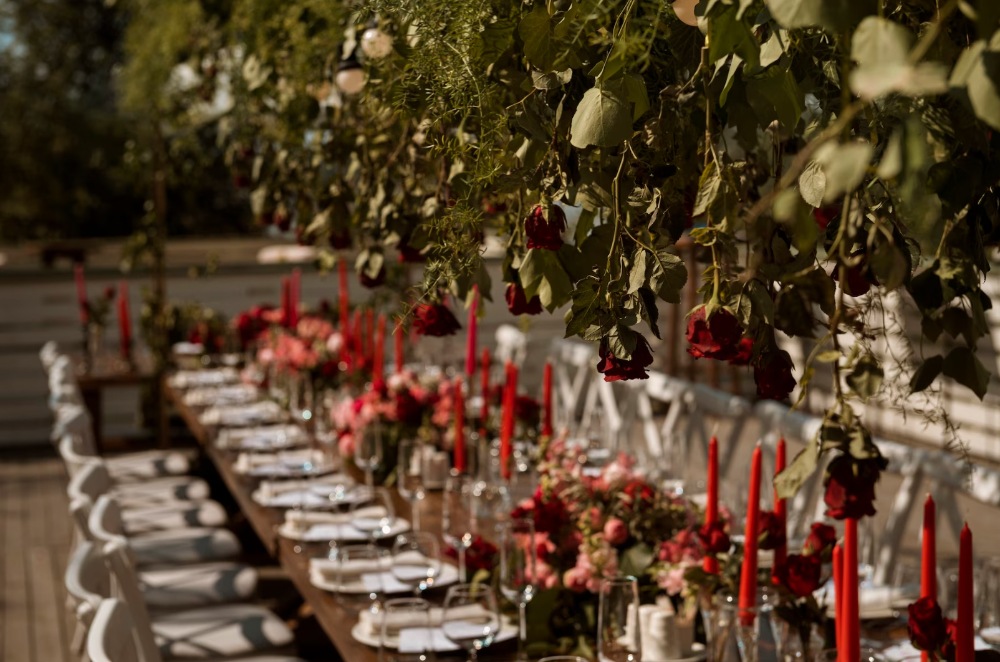 mesa de invitados decoración en rojo