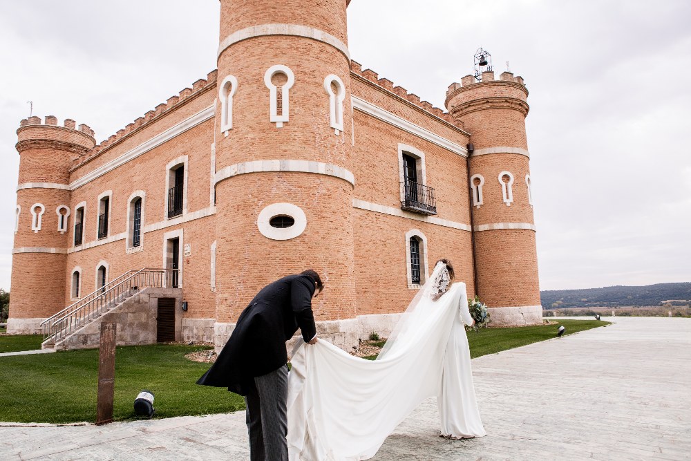 Velos de novias, los diferentes tipos y el protocolo de uso del velo de  novia