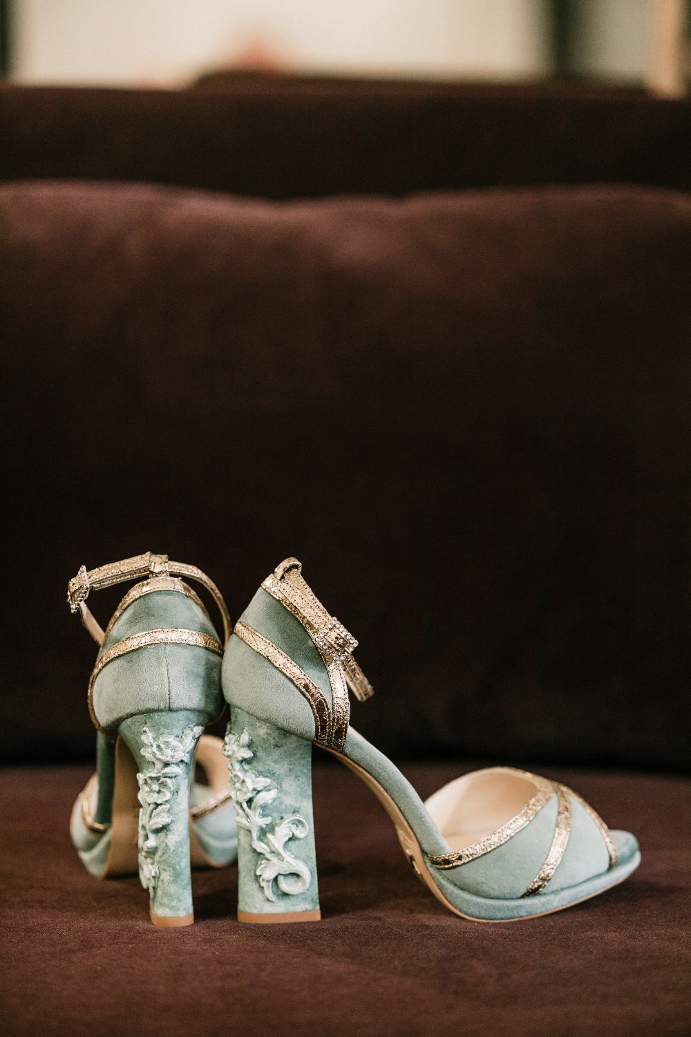 zapatos de novia de ante algo azul