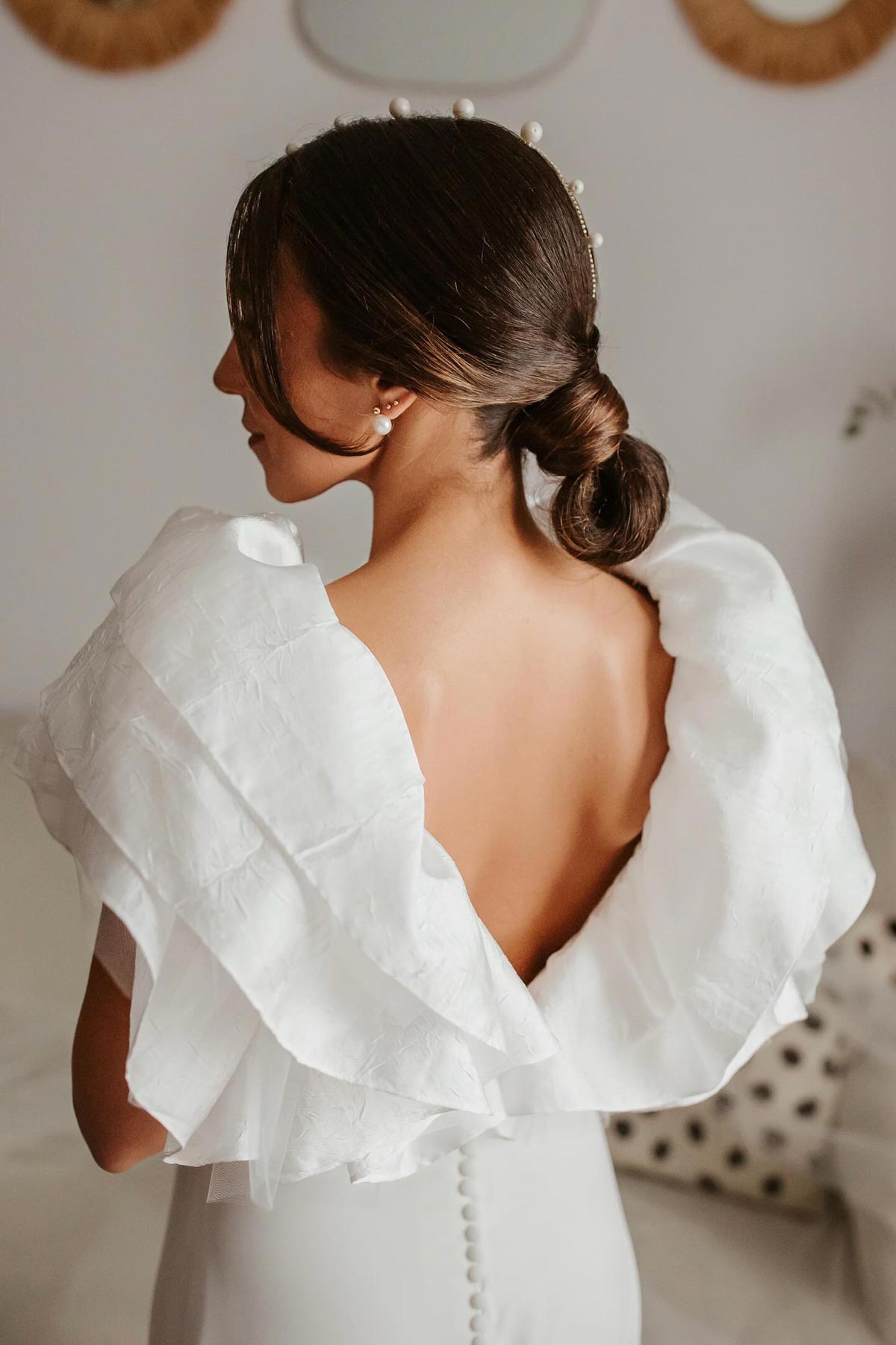 Espalda de novia, puede desviar la atención del sudor en el vestido.