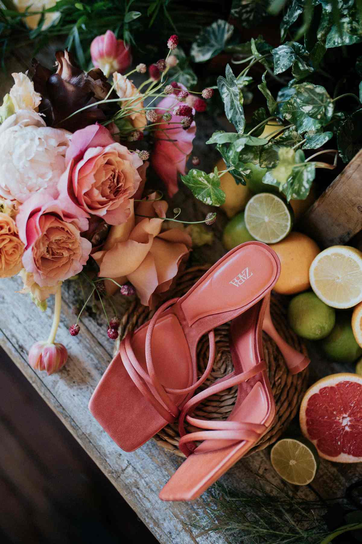 novias con zapatos de color flores para bodas