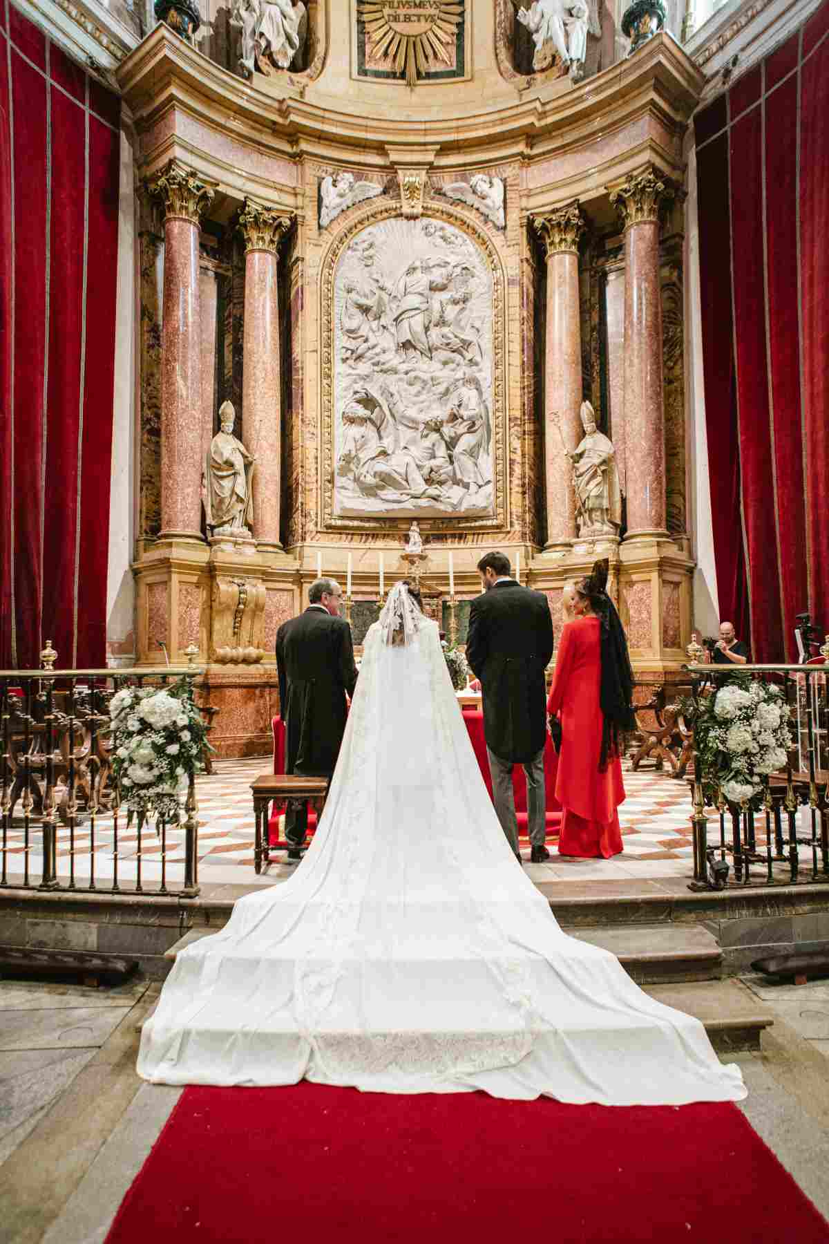vestidos de novia con cola qué significa soñar con una boda en la iglesia