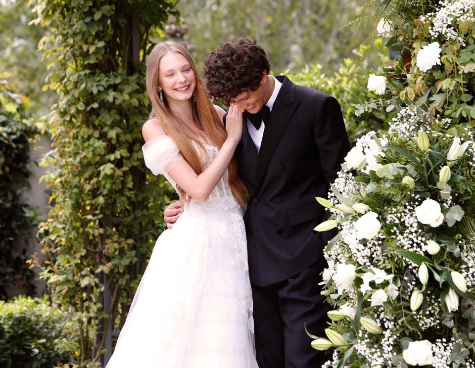 Novios posando en los jardines de Villa Laureana, finca para bodas en Madrid