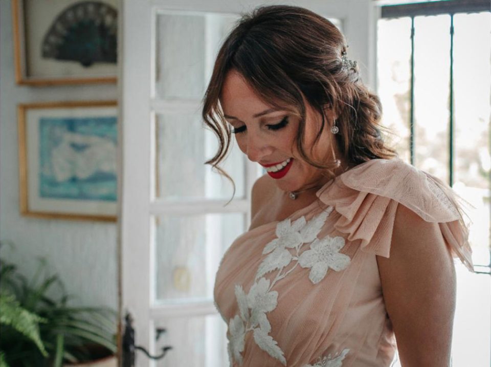 Novia con vestido rosa palo, invitada de rosa de Valerie Moreau